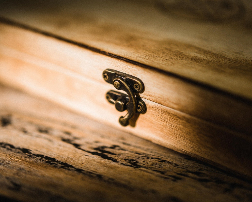 VG Cedar Wood Cigar Box by Vintage Gentlemen